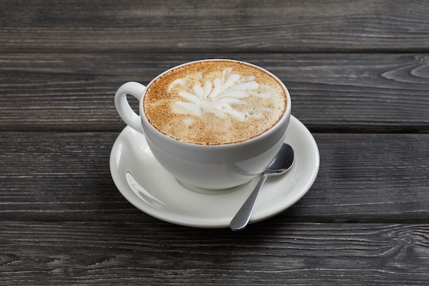 Taza de café en la mesa de madera