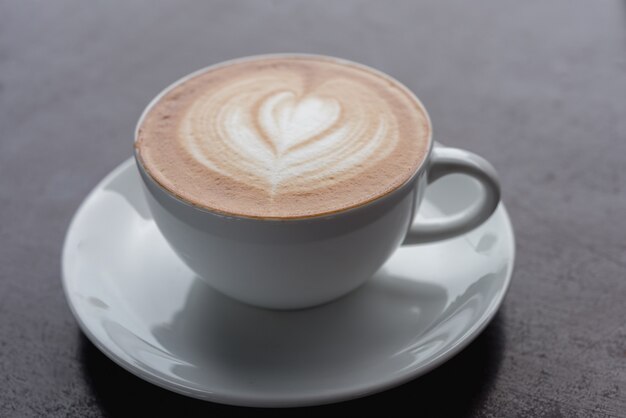 Una máquina de café con tres tazas y la palabra espresso en el