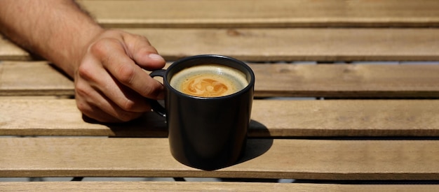 Taza de café en la mesa de madera