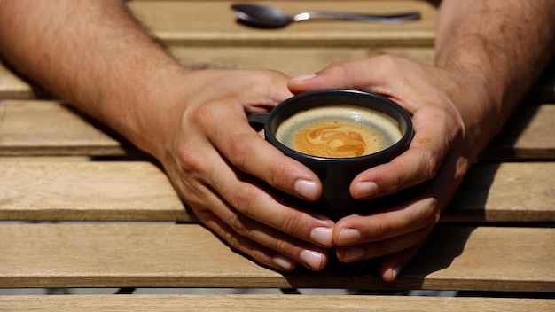 Taza de café en la mesa de madera