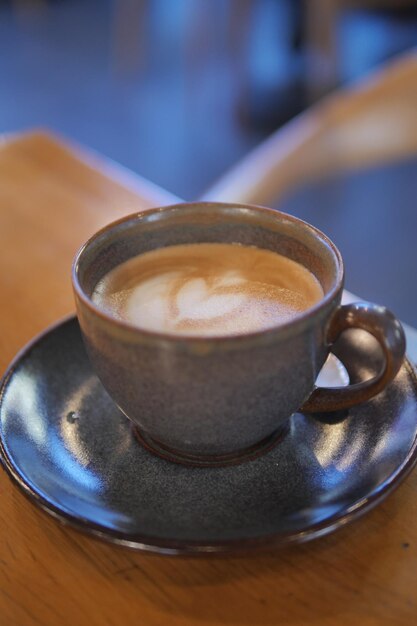 Taza de café en la mesa de madera