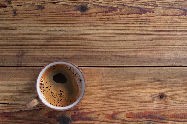 Taza de café en una mesa de madera