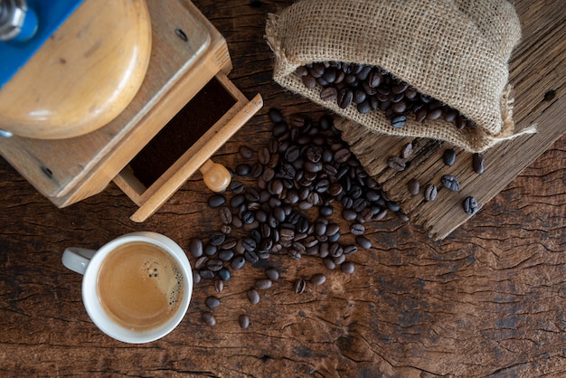 Foto taza de café en la mesa de madera.