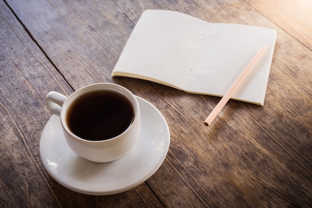 Taza de café en una mesa de madera