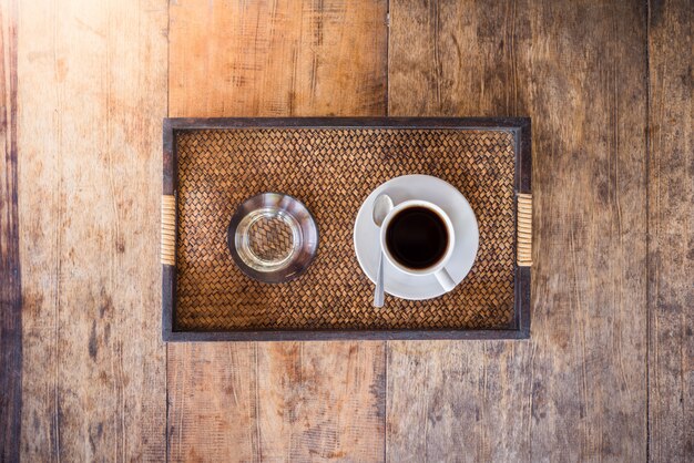 Taza de café en una mesa de madera