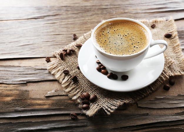 Taza de café en la mesa de madera