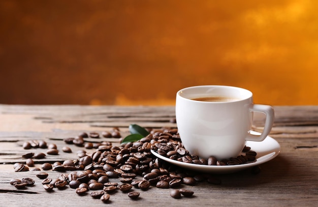 Taza de café en la mesa de madera