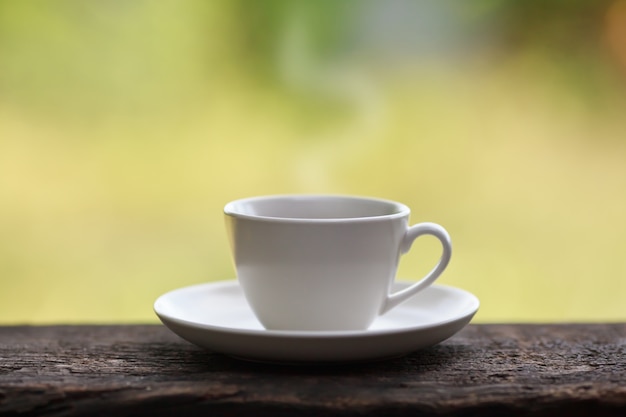 Taza de café en la mesa de madera.