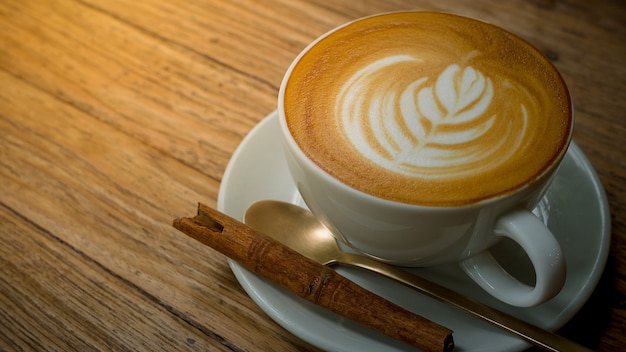 Taza de café en la mesa de madera