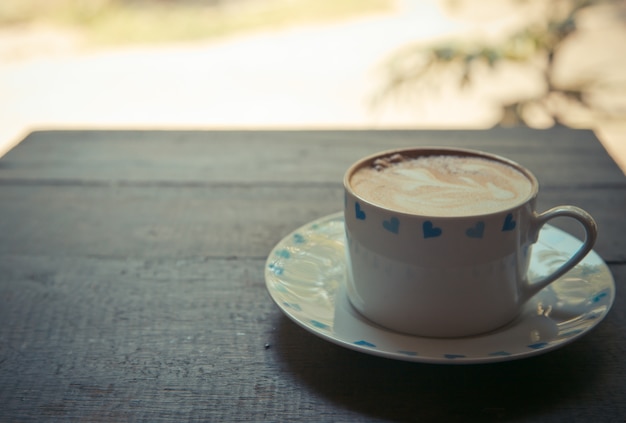 taza de café en la mesa de madera