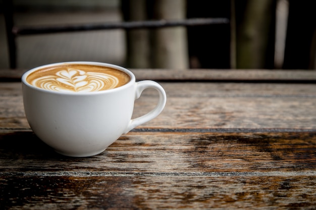 taza de café en la mesa de madera