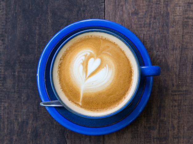 taza de café en la mesa de madera