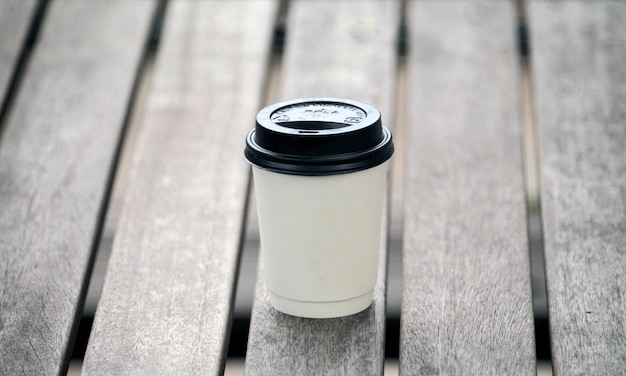 Taza de café en la mesa de madera