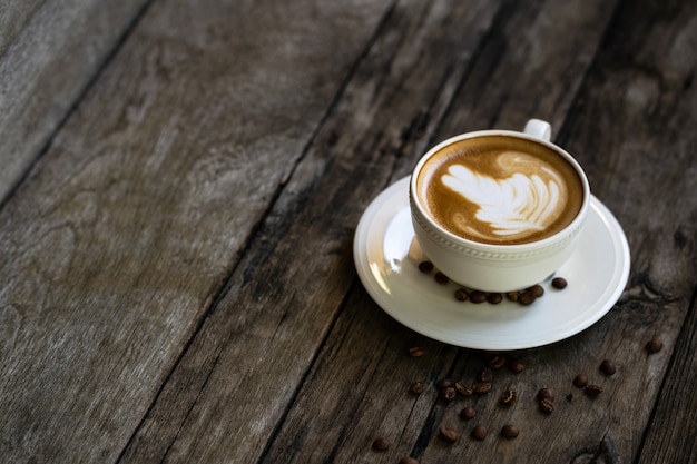 Taza de café en una mesa de madera