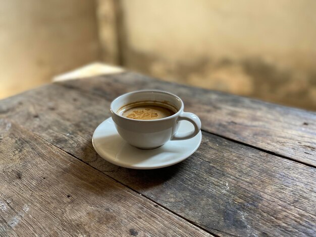 taza de café en la mesa de madera