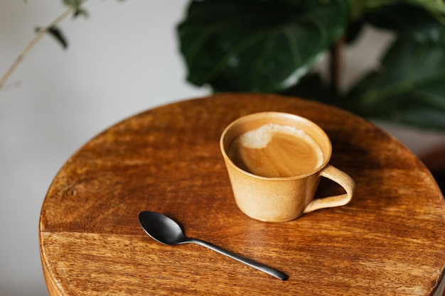 Taza de café en la mesa de madera