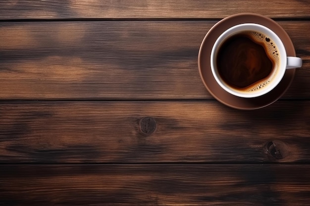 Una taza de café en una mesa de madera.