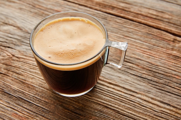 Taza de café en mesa de madera