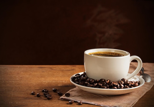 Taza de café en la mesa de madera