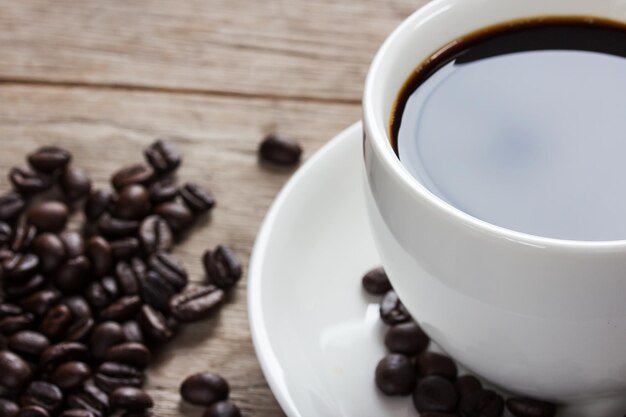 Taza de café en la mesa de madera