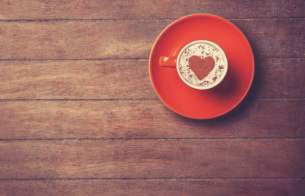 Taza de café en una mesa de madera.