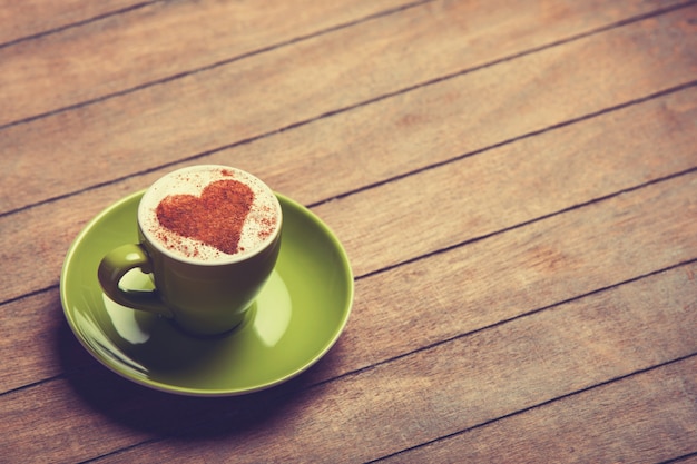 Taza de café en una mesa de madera.