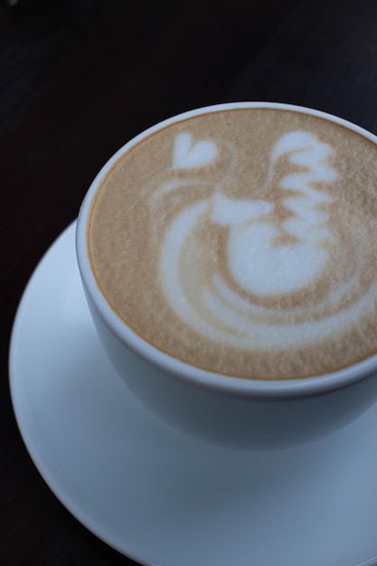 Taza de café en una mesa de madera