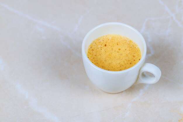 Taza de café en mesa de mármol