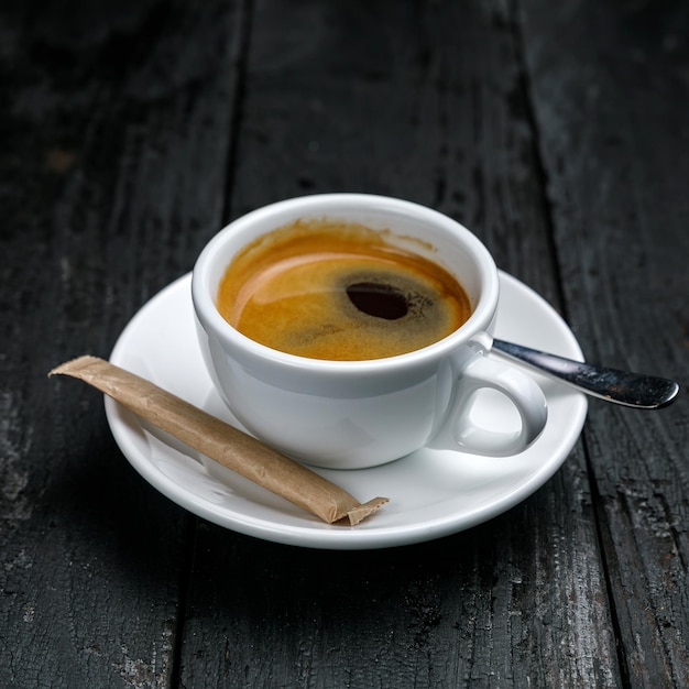 taza de café en una mesa negra de madera