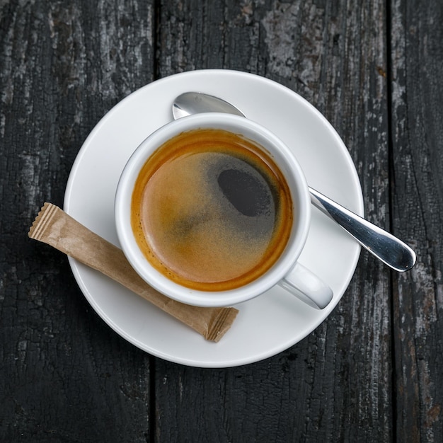 taza de café en una mesa negra de madera