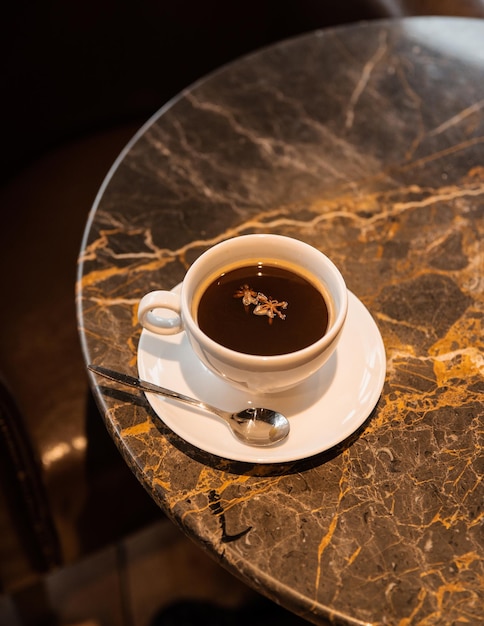 taza de café en la mesa oscura