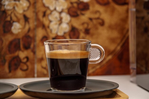 taza de café en la mesa de una residencia en Río de Janeiro, Brasil