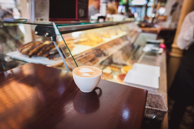 Foto taza de café en la mesa del restaurante