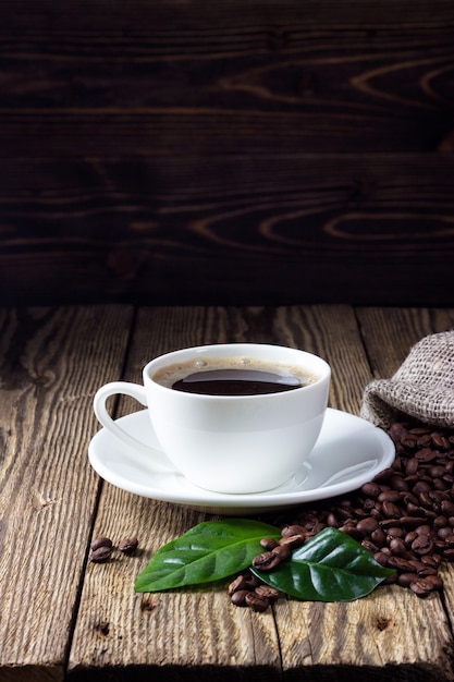 Taza de café en la mesa rústica de madera