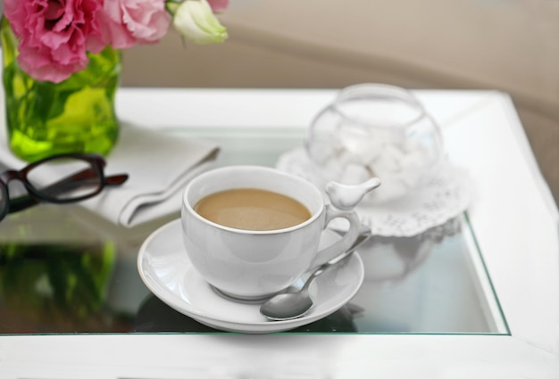 Taza de café en la mesa de la sala de estar