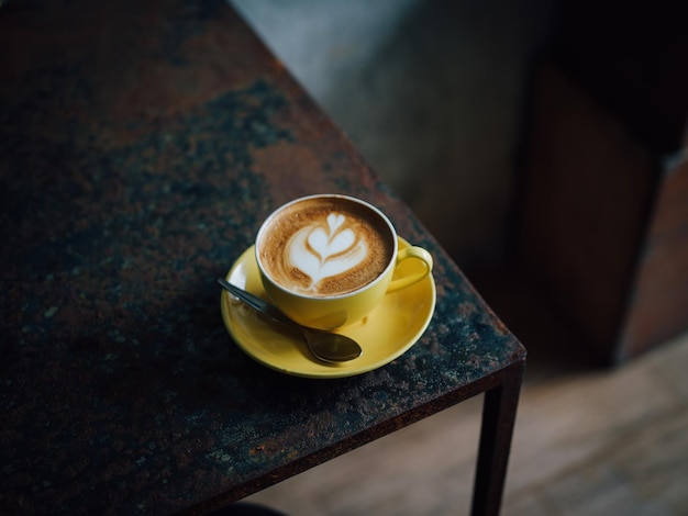 Foto la taza de café en la mesa