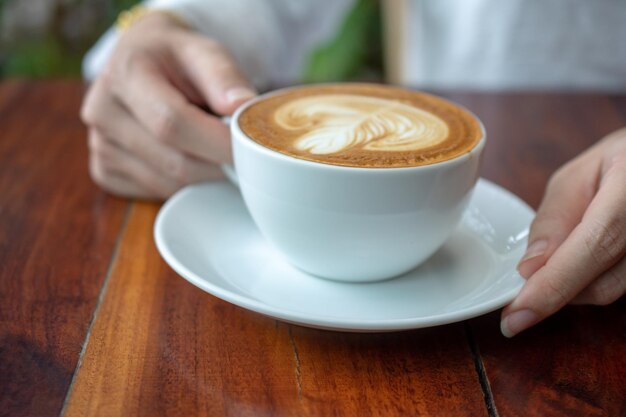 Foto taza de café en la mesa