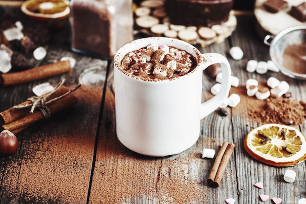 Taza de café en la mesa