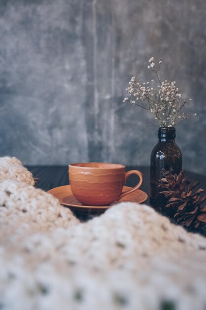 Foto la taza de café en la mesa