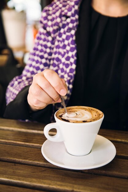 Foto taza de café en la mesa