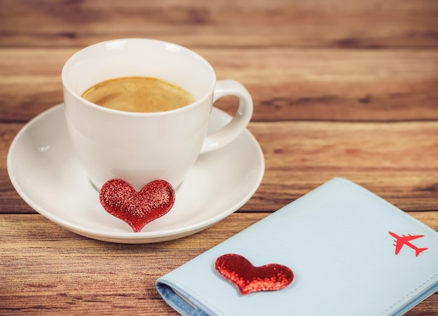 Foto taza y café en la mesa.