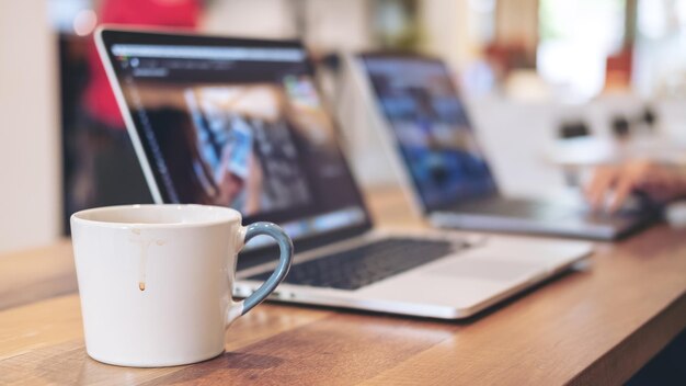 Foto la taza de café en la mesa