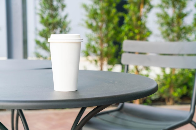 Taza de café en la mesa