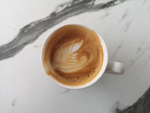 una taza de café en la mesa