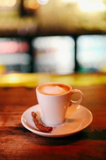 Una taza de café en la mesa