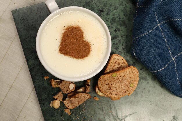 Una taza de café en la mesa