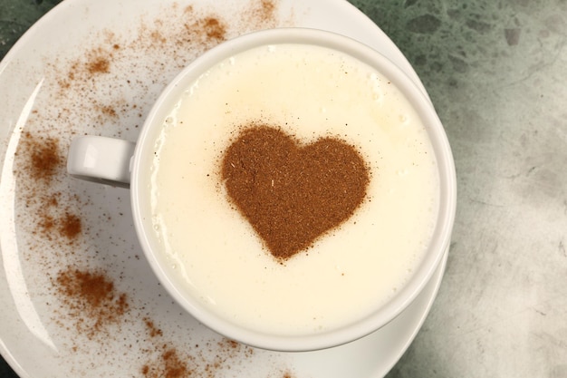 Una taza de café en la mesa