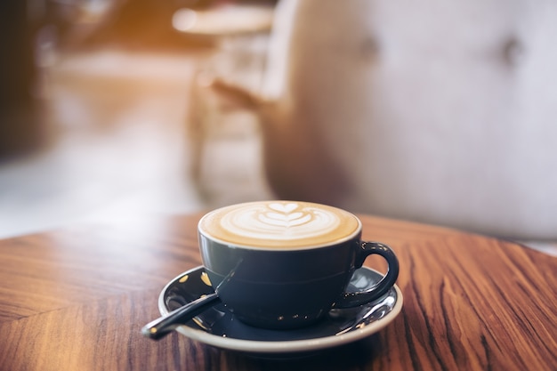 Taza de café en la mesa