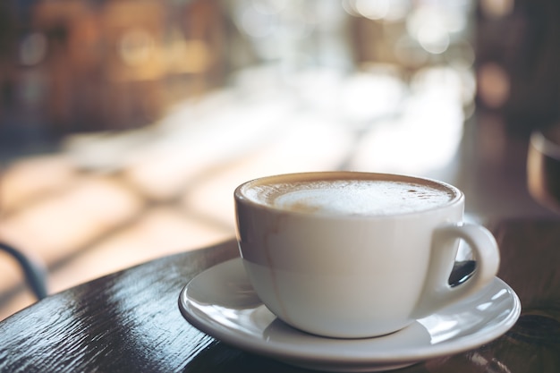 Taza de café en la mesa