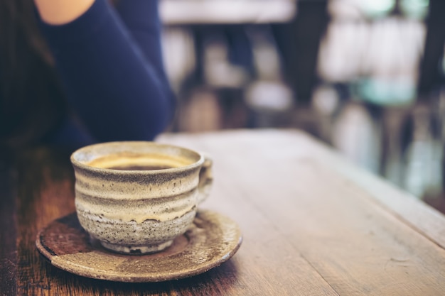 taza de café en la mesa